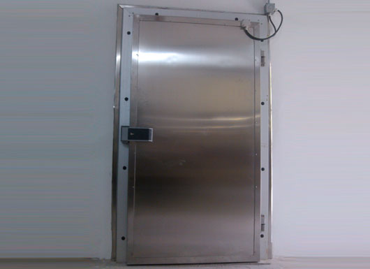 Hinged single leaf doors